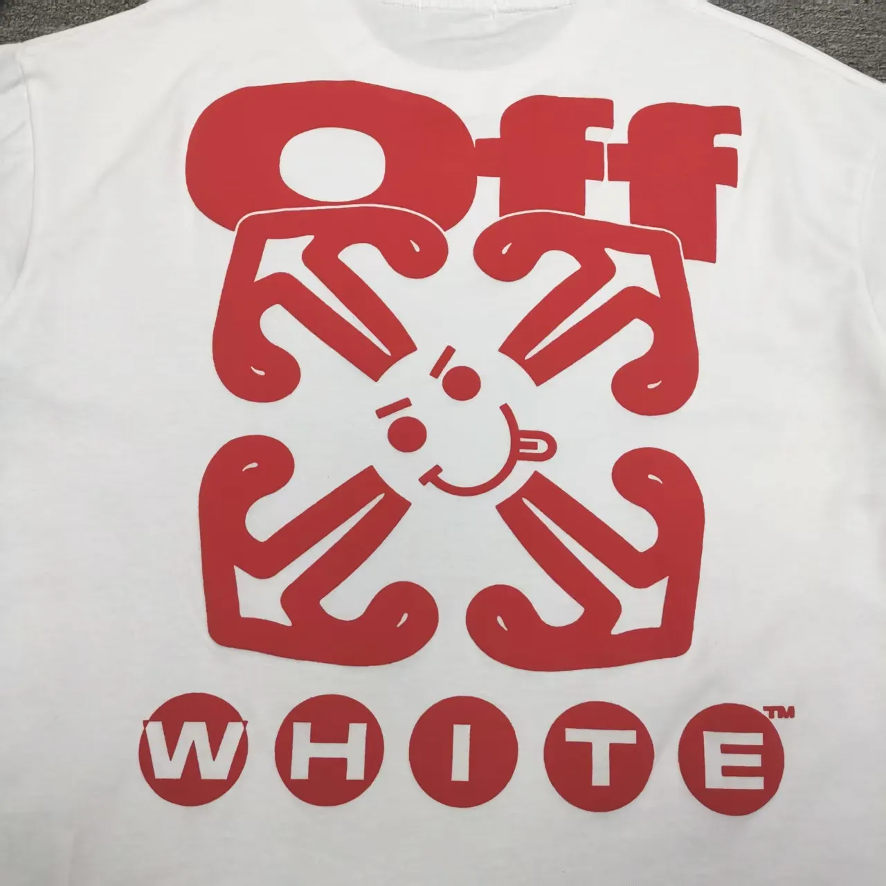 The top proven version OFF-WHI* 25SS new printed short-sleeves, loose fit, the same style for male and female couples stars. American designer Virgil Abloh founded the luxury street brand Off-White based on the pop culture of the younger generation. Walking between street culture and high-end fashion, contemporary elements are used to interpret youth culture, and fine workmanship is used to interpret trendy clothing. Photos, paintings and eye-catching graphic printing are all sources of inspiration for the designer. 32 counts of 260g double yarn pure cotton fabric, the printing uses Kornit digital direct injection technology, and the picture is clear. The white glue base ensures the firmness of the printing, and machine washing is stress-free - 1:1 original mold opening, ZP development, perfectly restored to the original version, produced by a large factory, not produced by a small factory on the market, fine wiring, top-notch craftsmanship, welcome to compare - A full set of customized accessories for collar labels, hang tags, and wash water labels - Exclusive logo packaging - No matter age, body shape or gender, it is very suitable for both men and women. All details are real photos, buy with confidence. Color: White Size: S-XL P;120